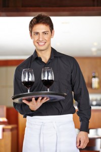 Kellner serviert Wein im Restaurant